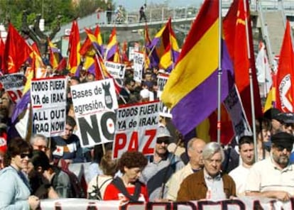 Centenares de personas han iniciado hoy a pie la Marcha a Torrejón para reivindicar el desmantelamiento de las bases militares y el fin de la ocupación de Irak, Afganistán, Palestina y Yugoslavia.