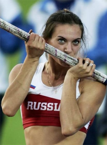 La rusa Yelena Isinbayeva besa su pértiga tras establecer récord del mundo en la final de pértiga de los campeonatos del mundo de atletismo de Helsinki 2005, donde ganó la medalla de oro