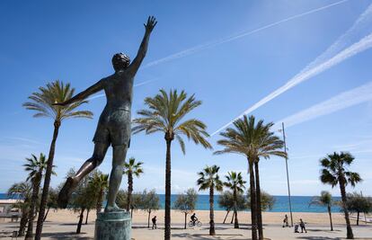 La playa de Badalona, en las inmediaciones del Pont del Petroli.