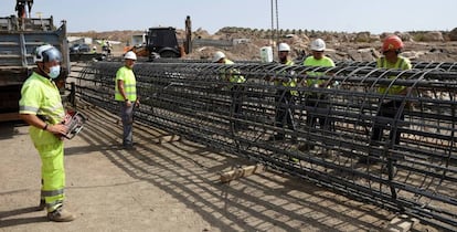 Un grupo de operarios trabaja en las obras del AVE en Níjar, Almería, el pasado mes de agosto. EFE