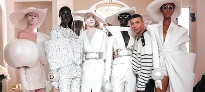 Olivier Rousteing y sus modelos al final del desfile.