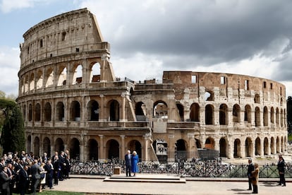 El rey Carlos y la reina Camila en el Coliseo, el 7 de abril de 2025, durante una visita a Roma.