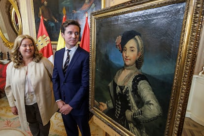 La alcaldesa de Burgos, Cristina Ayala y Ramón de la Sota Chalbaud, el pasado 28 de mayo, en el acto de entrega a la familia De la Sota de un cuadro incautado en 1938.