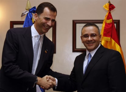 El príncipe Felipe y el presidente electo Mauricio Funes, durante su reunión en San Salvador.