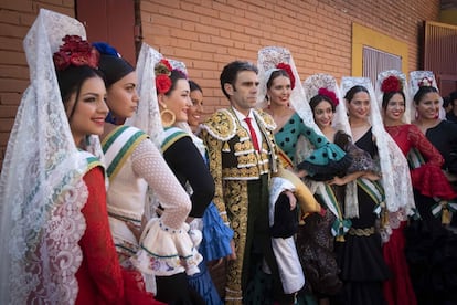 José Tomás posa con las damas de las fiestas de Algeciras.