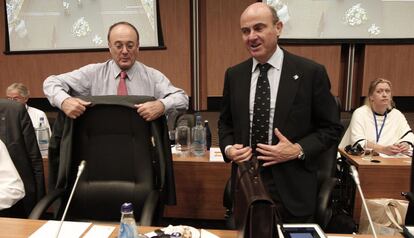 Luis Linde, gobernador del Banco de España, y Luis de Guindos, ministro de Economía, en una reunión del Ecofin en Nicosia. AP Photo / Dimitri Messinis)