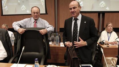 Luis Linde, gobernador del Banco de España, y Luis de Guindos, ministro de Economía, en una reunión del Ecofin en Nicosia. AP Photo / Dimitri Messinis)