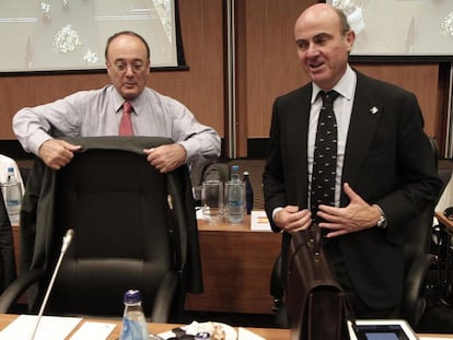 Luis Linde, gobernador del Banco de España, y Luis de Guindos, ministro de Economía, en una reunión del Ecofin en Nicosia. AP Photo / Dimitri Messinis)