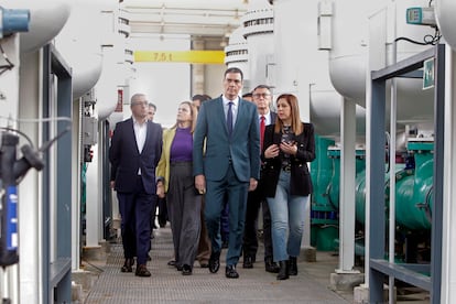 El presidente del Gobierno, Pedro Sánchez, durante su visita a la mayor planta desalinizadora de Europa.