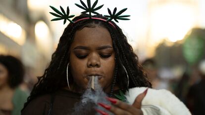 Una mujer participa en una manifestación a favor de la legalización de marihuana, el pasado día 16 en São Paulo.