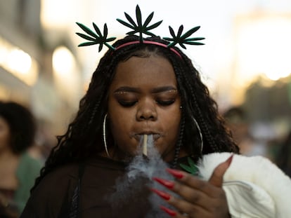 Una mujer participa en una manifestación a favor de la legalización de marihuana, el pasado día 16 en São Paulo.
