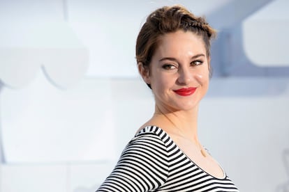 Shailene Woodley no sabía el lío en el que se estaba metiendo cuando, como otra larga lista de estrellas (ver aquí y aquí) tergiversó la acepción de feminismo durante una entrevista a la revista Time: "No soy feminista porque amo a los hombres. Creo que la idea de tomar el poder y sacar del poder a los hombres nunca va a funcionar porque se necesita equilibrio. Yo misma me siento muy en contacto con mi lado masculino, me siento 50% hombre, 50% mujer".