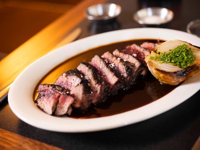 Carne asada con ceniza de maíz y cebolla, en la cantina Fierro.