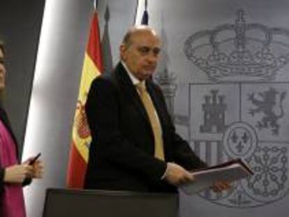 La vicepresidenta del Gobierno, Soraya Sáenz de Santamaría, junto al ministro del Interior, Jorge Fernández, a su llegada a la rueda de prensa tras la reunión del Consejo de Ministros.