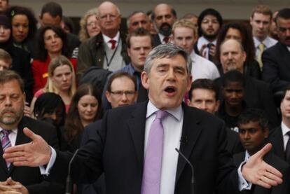 El primer ministro británico, Gordon Brown, durante un mitin en la Universidad de Bradford, al norte de Inglaterra, en el último día de la campaña electoral.