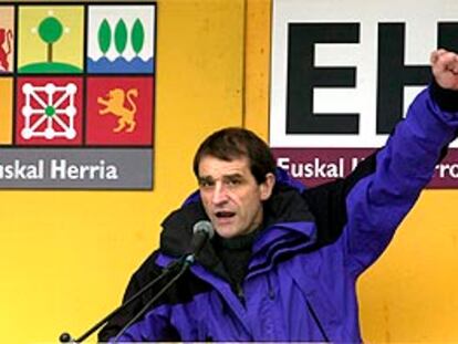El parlamentario vasco Josu Ternera, en un mitin de Euskal Herritarrok, en mayo del año pasado.