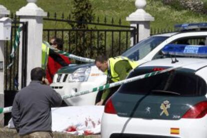 Guardias civiles, junto al cuerpo de uno de los fallecidos.