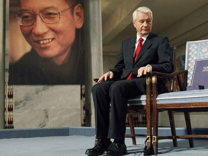 Thorbjoern Jagland, presidente del comité noruego del Nobel, tras colocar en la silla destinada a Liu Xiaobo el diploma y la medalla del premio.