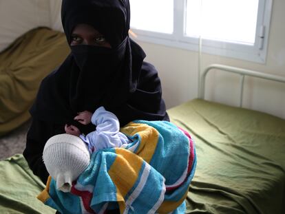 Jamila y su bebé Elwah, paciente de neonatología en el hospital materno Al Qanawis.