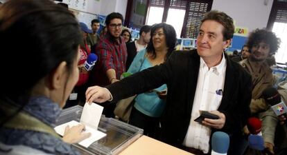 Luis Garc&iacute;a Montero votando  en el colegio Pi Maragall de Madrid. 