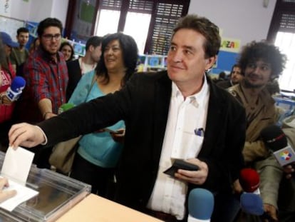 Luis Garc&iacute;a Montero votando  en el colegio Pi Maragall de Madrid. 