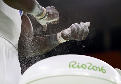 El cubano Manrique Larduet enpolva sus manos con tiza antes de empezar a entrenar, en las instalaciones olímpicas de Río de Janeiro.