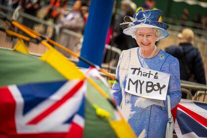 Un póster gigante con la imagen de la reina Isabel II con un cartel donde se puede leer 'Este es mi hijo' en el centro de Londres. 