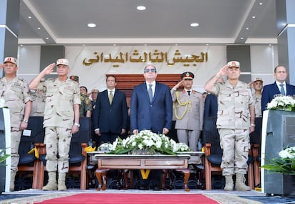 El presidente egipcio, Abdelfatá al Sisi, durante una visita a las unidades militares egipcias en Suez, el 25 de octubre. 