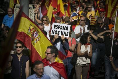 "Espanya ens uneix" és el cartell que mostra un home a la manifestació.