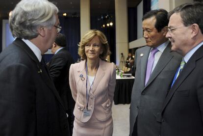 La misnistra española de Economía, Elena Salgado, junto a sus homólogos de Corea del Sur (el segundo por la derecha), de Canadá (derecha) y el gobernador del Banco Mundial (izquierda).