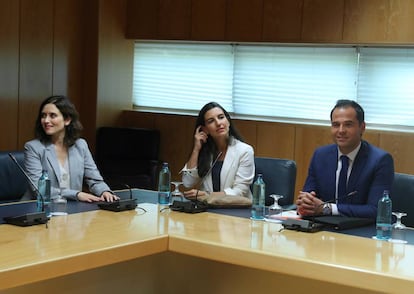 Reunion en la Asamblea de Madrid entre Isabel Díaz Ayuso, Rocio Monasterio e Ignacio Aguado, tras cerrar el pacto, en junio 2019.