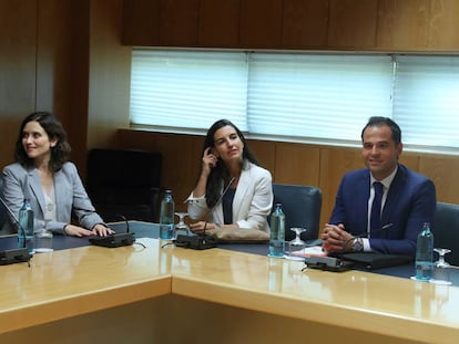 Reunion en la Asamblea de Madrid entre Isabel Díaz Ayuso, Rocio Monasterio e Ignacio Aguado, tras cerrar el pacto, en junio 2019.