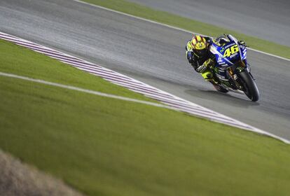 Valentino Rossi, del equipo Movistar Yamaha, toma una curva durante de los entrenamientos libres realizados en el circuito internacional Losail de Doha, Catar.
