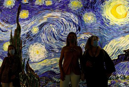 Dos visitantes asisten a la exposición 'Meet Vicent Van Gogh' en Lisboa (Portugal).
