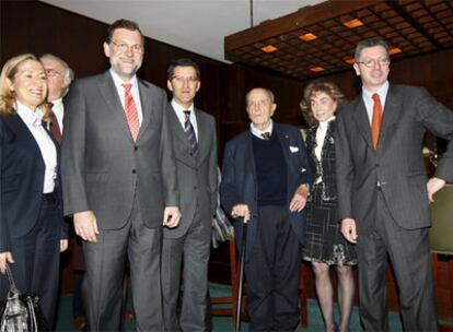 El candidato del PP a la presidencia de la Xunta, Alberto Núñez Feijóo (3i), acompañado (de izda a dcha) de Ana Pastor, Mariano Rajoy, Manuel Fraga, Paloma Segrelles y Alberto Ruiz-Gallardón.