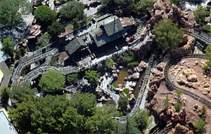 Vista aérea de la montaña rusa de Disneylandia donde murió un hombre al descarrilar un vagón.