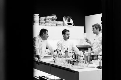 Oriol Castro, Eduard Xatruch y Mateu Casañas, en una fotografía del libro 'Disfrutar', vol 2, publicado por la editorial Abalon Books.