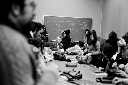 El filósofo Roland Barthes (al fondo) en una de sus clases en el Colegio de Francia de París.