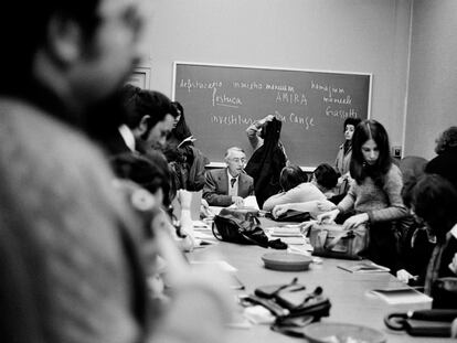 El filósofo Roland Barthes (al fondo) en una de sus clases en el Colegio de Francia de París.