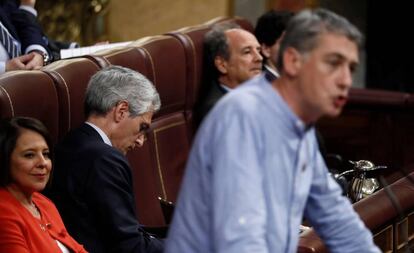 Adolfo Suárez Illana da la espalda al diputad de EH Bildu Oskar Matute durante su intervención en el debate de invesitura.