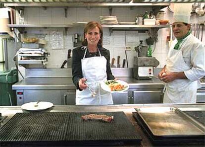 Mercè Pigem, trabajando el entrecó. Dice que la cocina tiene un punto hedonista, que ella cultiva.