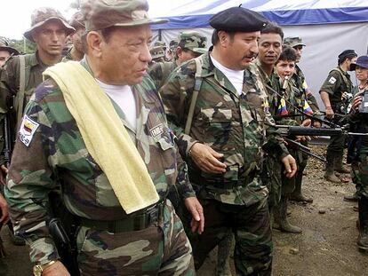 Tirofijo (izquierda), junto al jefe militar de la guerrilla, el Mono Jojoy, en una base de las FARC en San Vicente del Caguán en 2000.