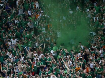 Torcida da Irlanda comemora classificação.