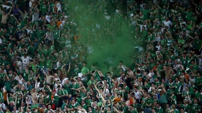 La afici&oacute;n de Irlanda celebra la clasificaci&oacute;n para octavos de su selecci&oacute;n. 