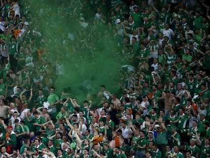 La afici&oacute;n de Irlanda celebra la clasificaci&oacute;n para octavos de su selecci&oacute;n. 