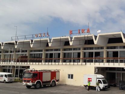 Fachada del Aeropuerto Internacional de Beira con letras arrancadas por el ciclón.