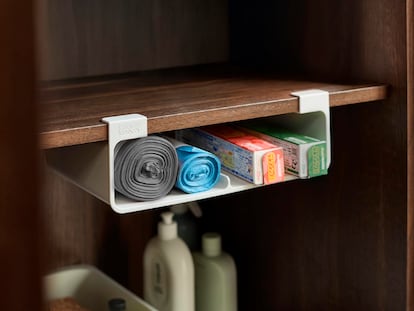 El organizador de cocina bajo estante que aprovecha un espacio que siempre olvidamos