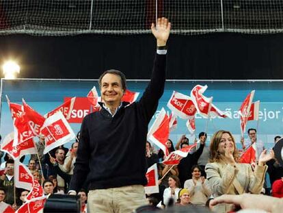José Luis Rodríguez Zapatero saluda a los asistentes al mitin de Torrejón de Ardoz.