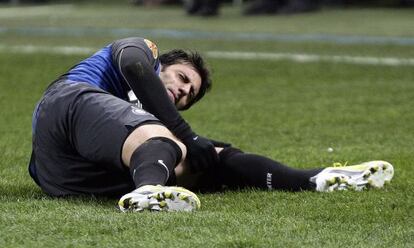 Diego Milito se duele de la rodilla en el suelo durante el partido ante el Cluj