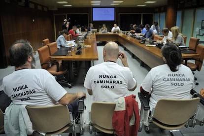 Comparecencia de representantes de Stop Desahucios en el Parlamento.